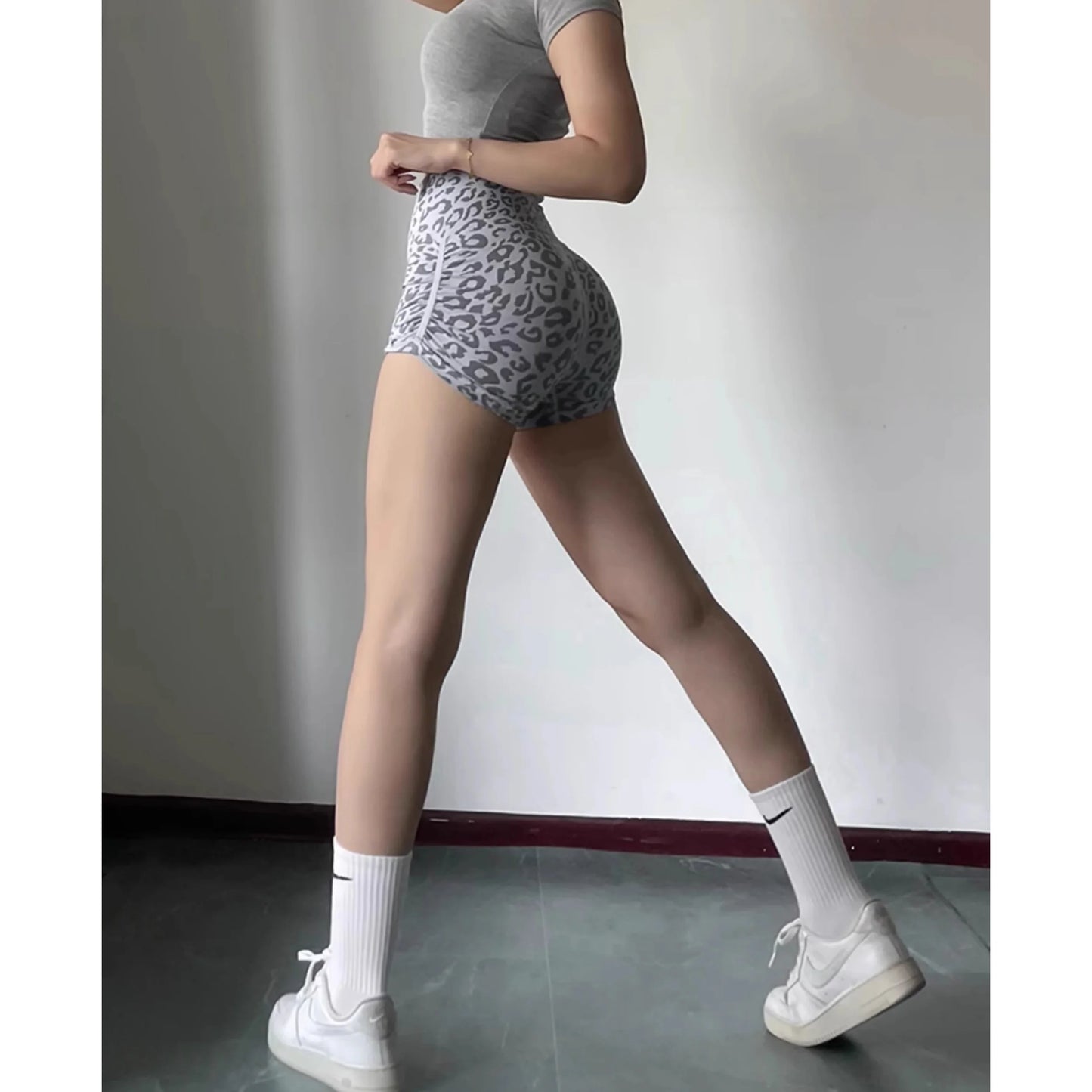 Fashion Leopard-Print Seamless Yoga Shorts for Women - High-Waisted Butt-Lifting & Skin-Tight Fitness Pants