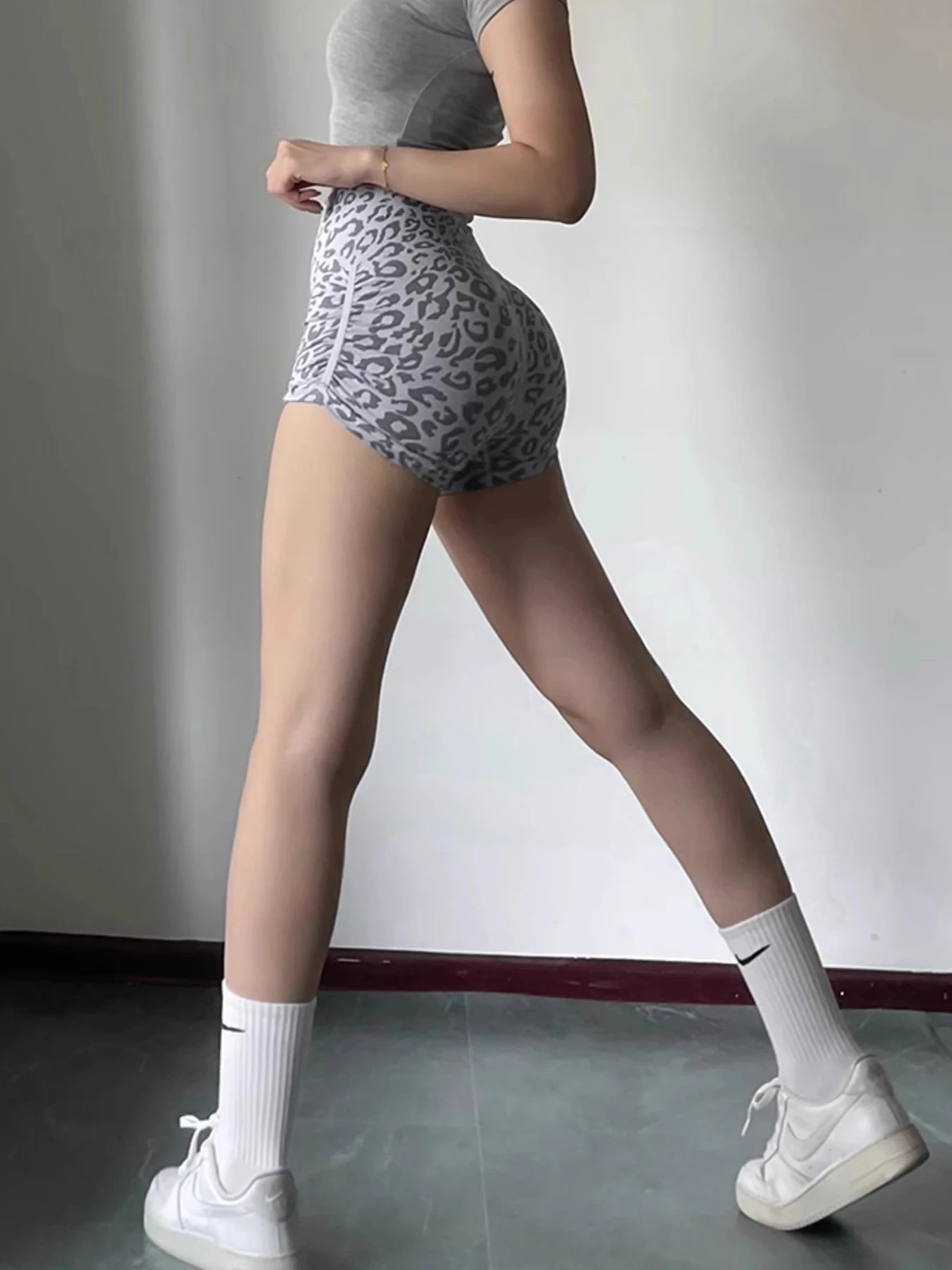 Fashion Leopard-Print Seamless Yoga Shorts for Women - High-Waisted Butt-Lifting & Skin-Tight Fitness Pants