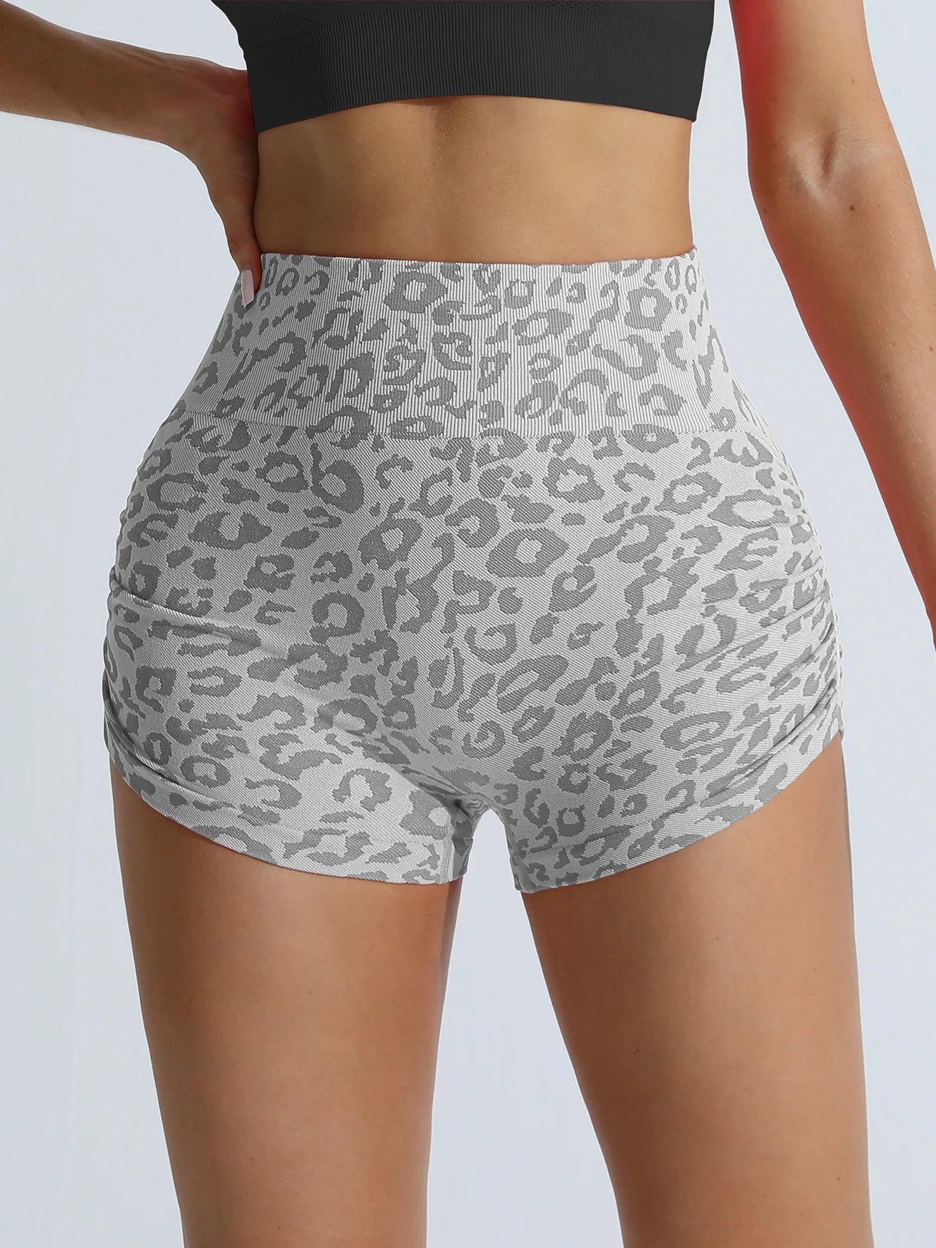 Fashion Leopard-Print Seamless Yoga Shorts for Women - High-Waisted Butt-Lifting & Skin-Tight Fitness Pants