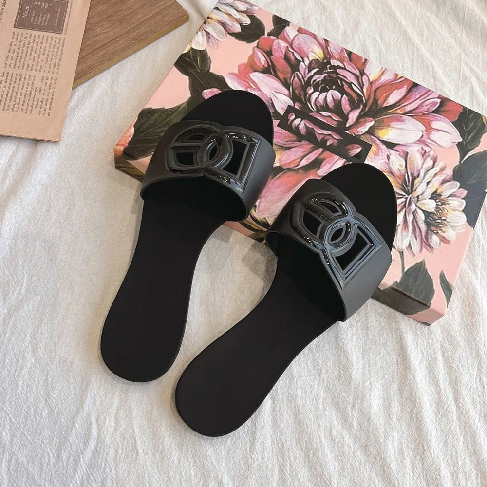 2026 Summer New Women's Casual Versatile Cool Slippers Beach Non Slip Flat Slippers